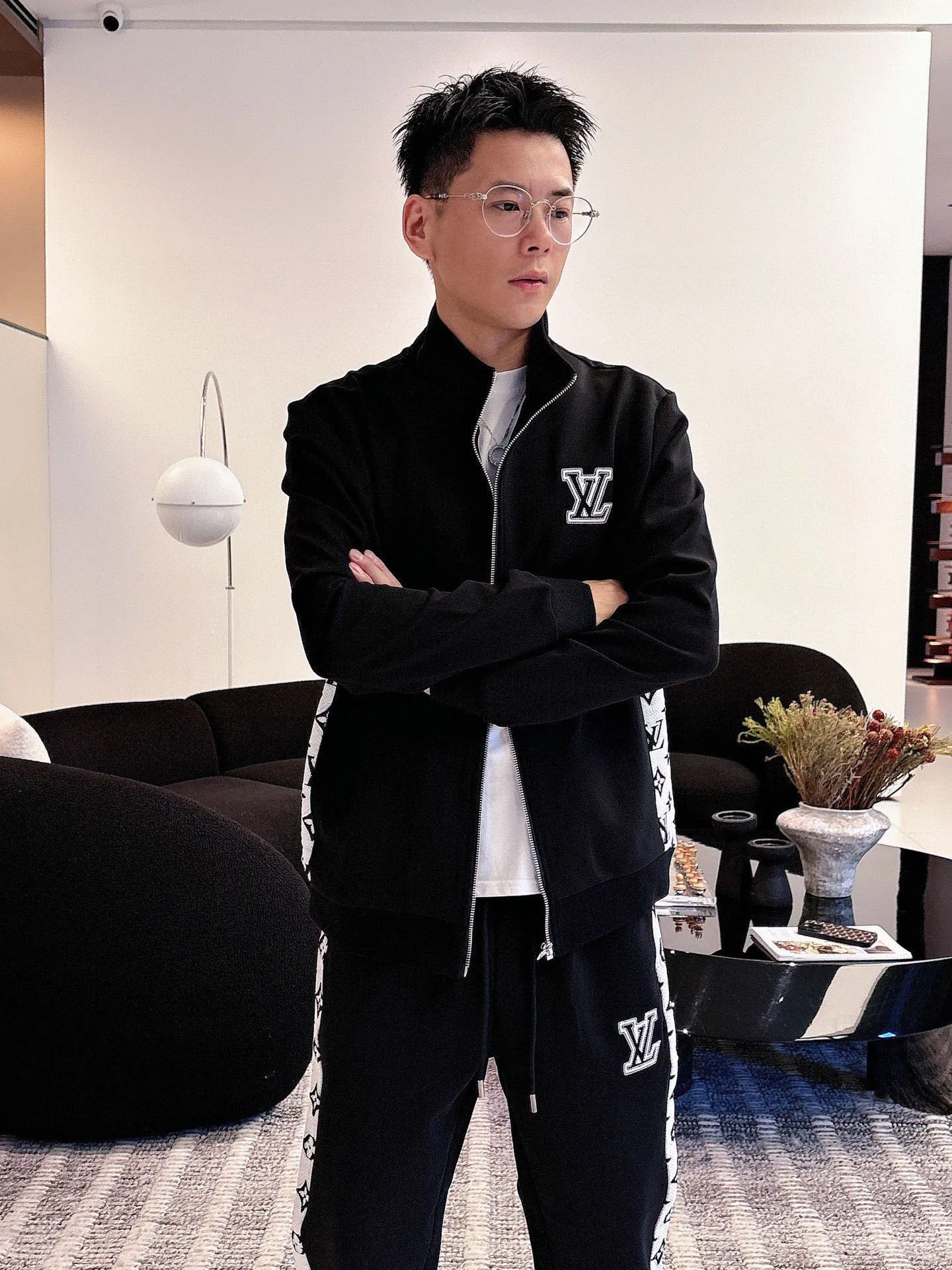 🅿️720 [LV Louis Vuitton] hot-selling suit is coming. Focus on the original version of the official website. 2025 new hot-selling cardigan and sweatshirt suit. The original order is the best. 🇭🇰The meticulous work of top designers. Just for a fitting and perfect upper body effect. All-natural high-quality Tencel Roman cotton 100%, close-fitting comfort, noble and elegant! Original hardware embodies elegance and nobility! Counter size: M-3XL (maximum wear up to 190 pounds)